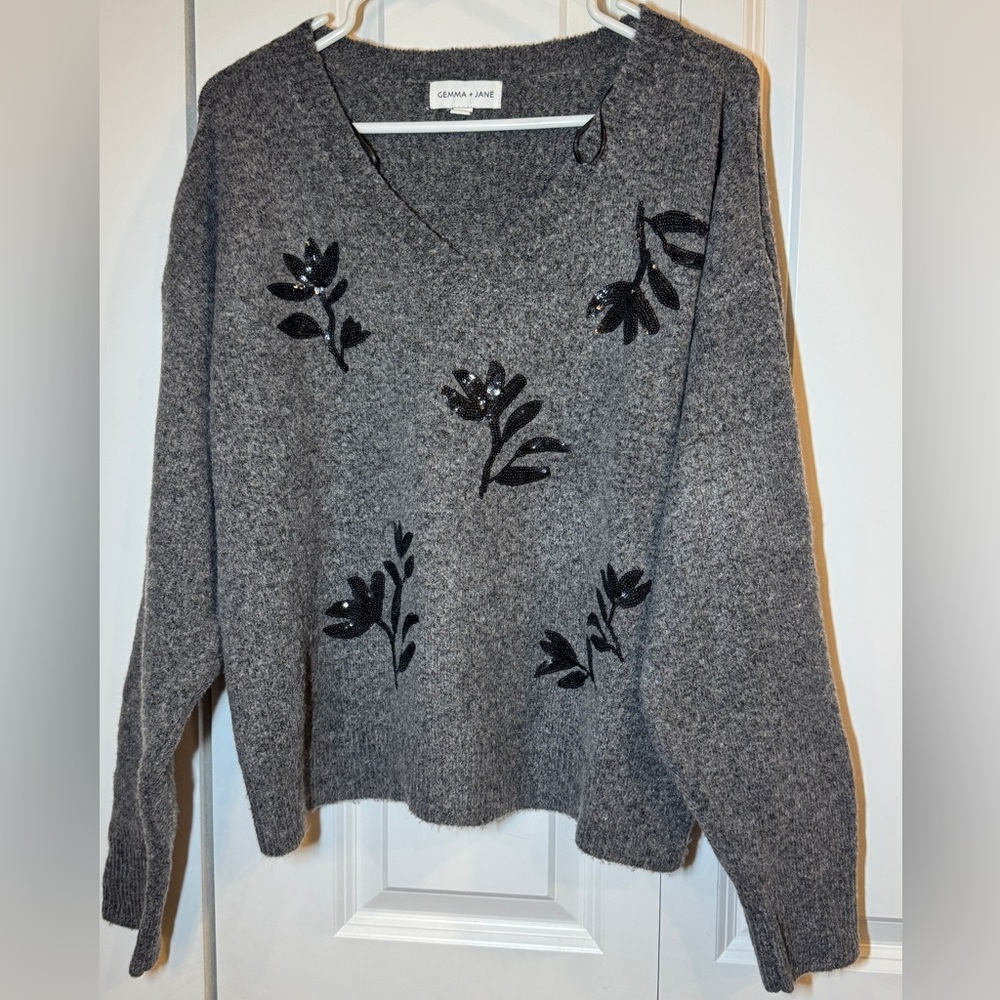 Stylish V-Neck‎ Sweater with Floral Accents